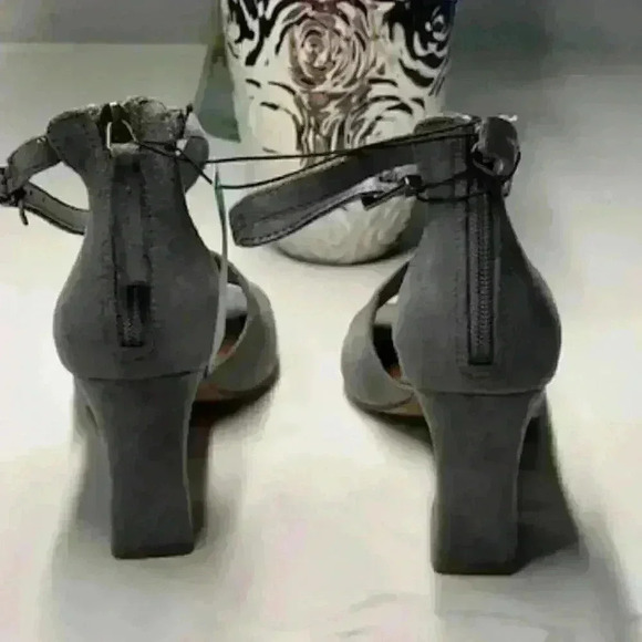 NWT Maurices Gray Suede Tiffany Sculpted Block Heels Size 8.5 - Picture 3 of 14